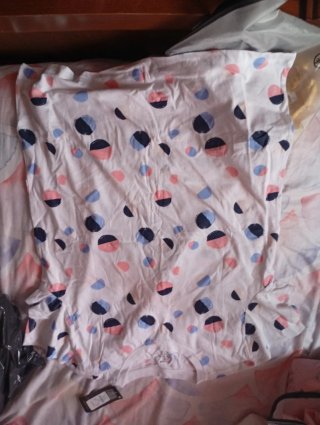 Camiseta blanca con lunares