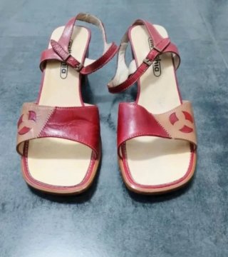 Sandalias de piel con tacón