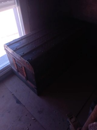 Baúl antiguo de madera y metal