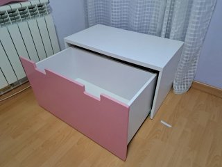 Baúl Ikea blanco y rosa