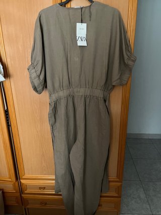 Mono verde oliva con cinturón