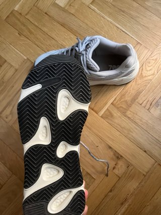 Adidas Yeezy 700
