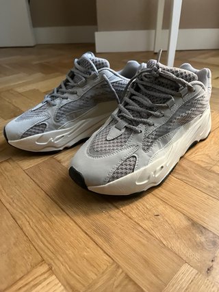 Adidas Yeezy 700