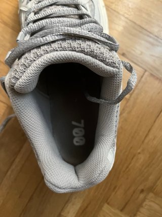 Adidas Yeezy 700