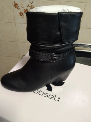 Stivaletti con zeppa e strass con un piccolo difet