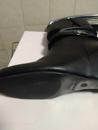 Stivaletti con zeppa e strass con un piccolo difet