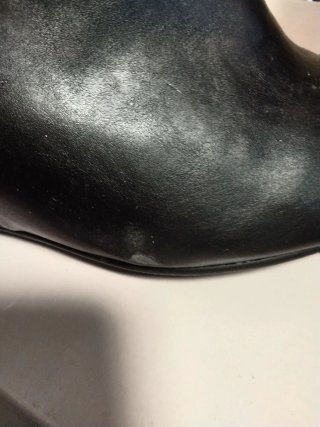 Stivaletti con zeppa e strass con un piccolo difet
