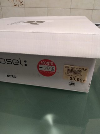 Stivaletti con zeppa e strass con un piccolo difet