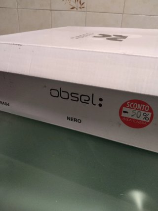 Stivaletti con zeppa e strass con un piccolo difet