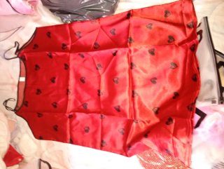 Ropa interior roja con corazones