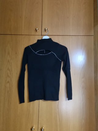 Jersey negro con escote y pedrería