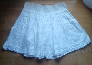 Falda azul con rayas blancas y falda blanca