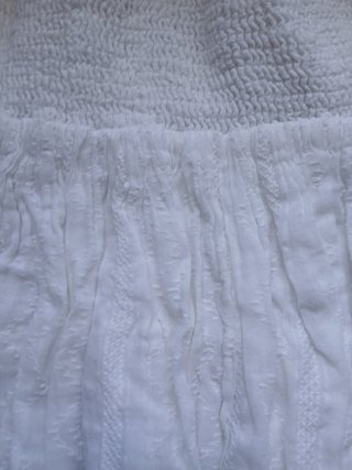 Falda azul con rayas blancas y falda blanca