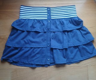 Falda azul con rayas blancas y falda blanca