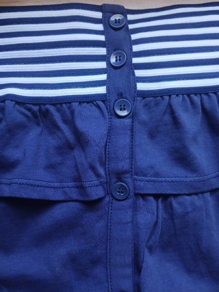 Falda azul con rayas blancas y falda blanca