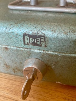 Caja de caudales metálica ARFE vintage con llave