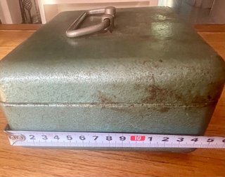 Caja de caudales metálica ARFE vintage con llave