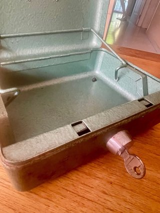 Caja de caudales metálica ARFE vintage con llave
