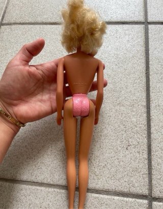 Muñeca Barbie con vestido estampado