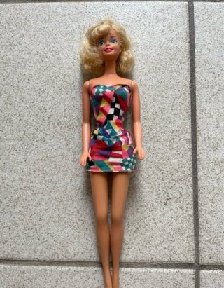 Muñeca Barbie con vestido estampado