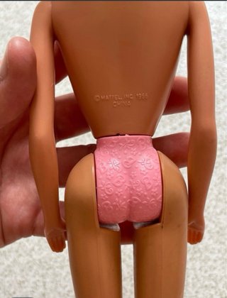 Muñeca Barbie con vestido estampado