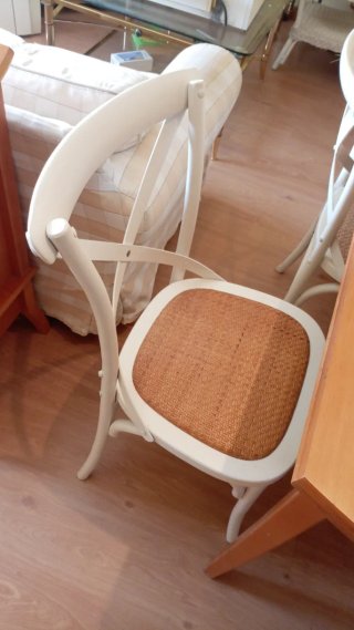 Mesa de comedor de madera