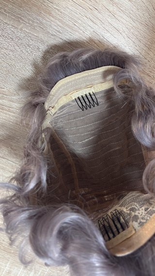 Peluca corta rizada gris pelo natural