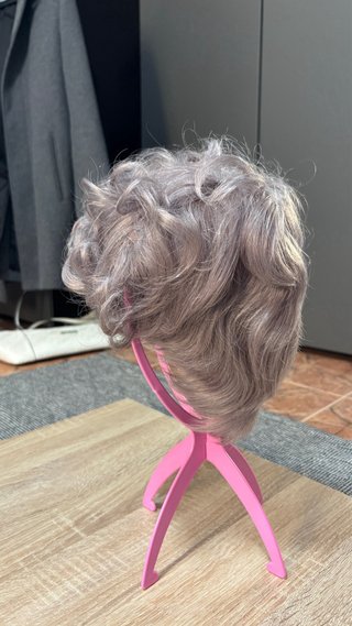 Peluca corta rizada gris pelo natural