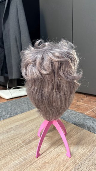Peluca corta rizada gris pelo natural