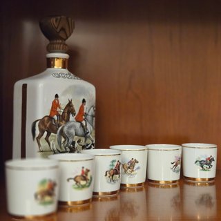 Botella de whisky de porcelana + 6 vasos