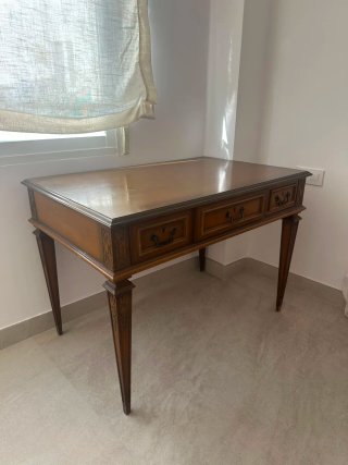 Mesa de estudio antigua de madera