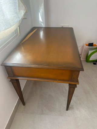 Mesa de estudio antigua de madera
