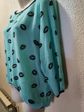 Blusa Teal con Estampado de Labios