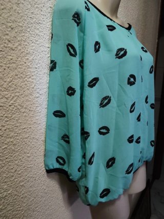 Blusa Teal con Estampado de Labios