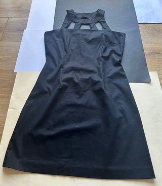 Tubino nero con dettagli cut-out
