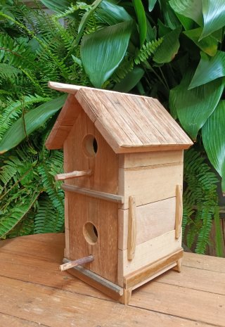 Casita de pájaros de madera