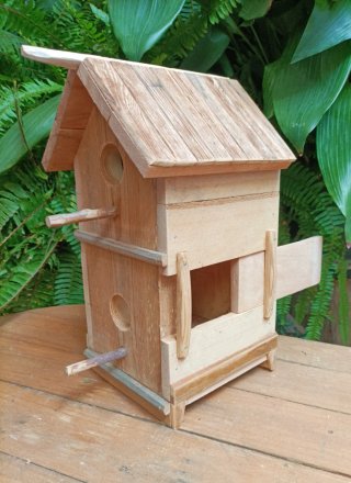 Casita de pájaros de madera