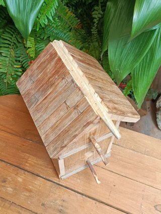 Casita de pájaros de madera