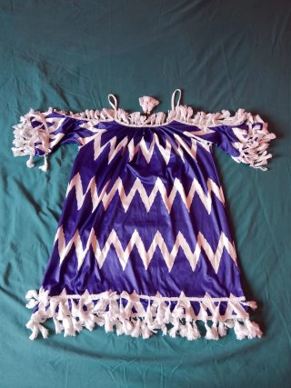 Vestido azul y blanco con flecos