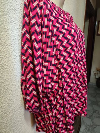 Blusa estampada rosa y azul