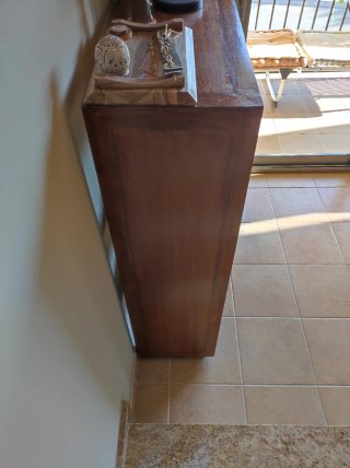 Estantería de madera con compartimentos