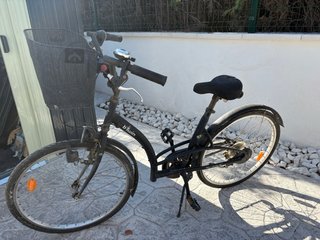 Bicicleta Decathlon Negra con Cesta