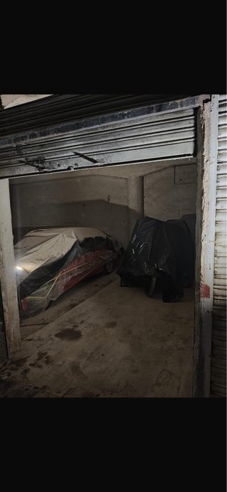 Parcela de garaje cerrada para moto.