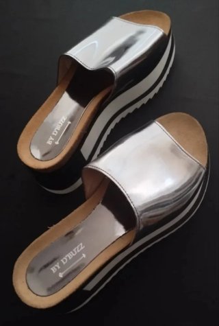 NUEVAS! Sandalias plateadas BY D'BUZZ