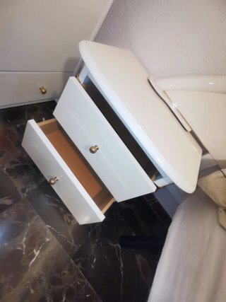 Mesitas de noche blancas y doradas