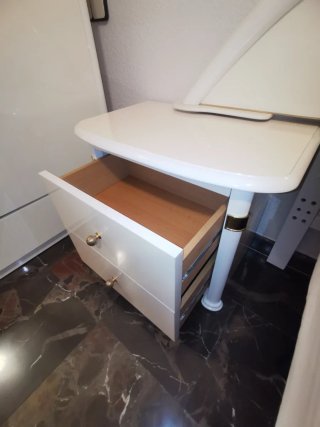 Mesitas de noche blancas y doradas