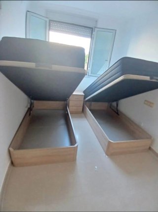 Canapés abatibles madera y tela beige