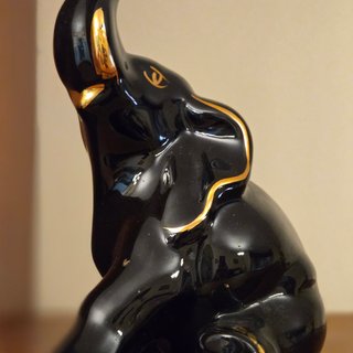 Figura Elefante Cerámica Negro y Dorado