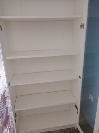 Estantería blanca con puertas de cristal