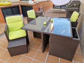 Tavolo da pranzo esterno con sedie e 4 pouf